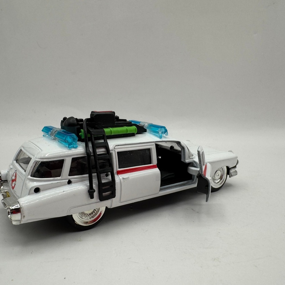 Jada Ghostbusters Ecto-1 Diecast Car 1:32 White 1959 Cadillac Ambulance 99748 - Picture 4 of 8